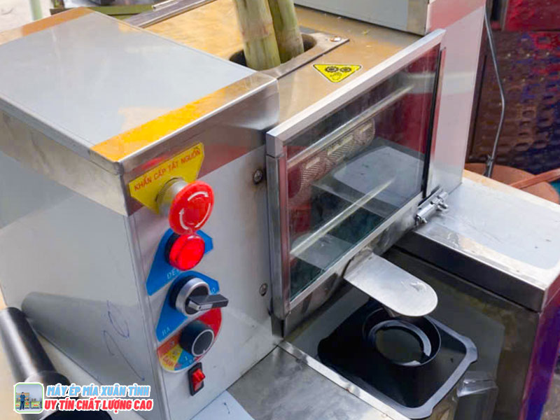 Trục lô ép của xe 4 lô Xuân Tình làm bằng chất liệu gì? Trục lô ép của xe 4 lô Xuân Tình làm bằng chất liệu gì?